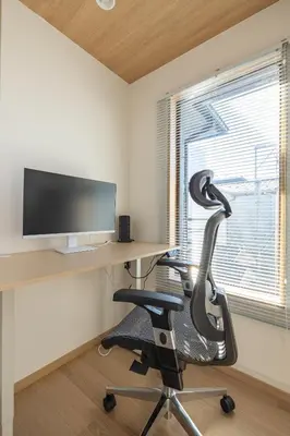 an office with a desk with a chair and a monitor at \u65b0\u5bbf\u6238\u5efa\u30666 in Tokyo
