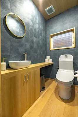 a bathroom with a sink and a mirror at \u65b0\u5bbf\u6238\u5efa\u30666 in Tokyo