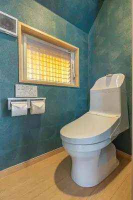 a bathroom with a toilet and a window at \u65b0\u5bbf\u6238\u5efa\u30666 in Tokyo
