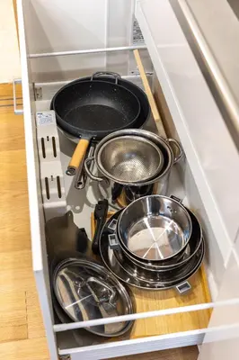 a drawer with pots and pans in a kitchen at \u65b0\u5bbf\u6238\u5efa\u30666 in Tokyo