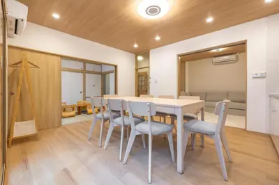 a dining room with a table and chairs at \u65b0\u5bbf\u6238\u5efa\u30666 in Tokyo