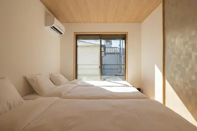two beds in a room with a window at \u65b0\u5bbf\u6238\u5efa\u30666 in Tokyo