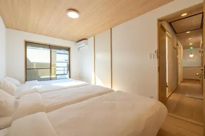 a bedroom with two white beds and a window at \u65b0\u5bbf\u6238\u5efa\u30666 in Tokyo