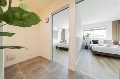 a bedroom with two beds and a mirror at \u3077\u3075\u304b\u30b7\u30bf\u30e4\u516b\u5e83 in Tokyo