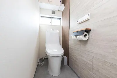 a bathroom with a white toilet and a window at \u3077\u3075\u304b\u30b7\u30bf\u30e4\u516b\u5e83 in Tokyo