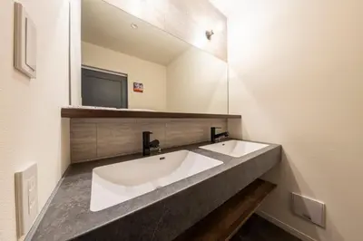 a bathroom with a large sink and a mirror at \u3077\u3075\u304b\u30b7\u30bf\u30e4\u516b\u5e83 in Tokyo