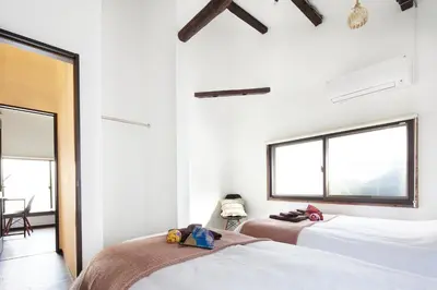 two beds in a room with two windows at \u548c\u6c23\u4f1a\u3005\u6d45\u8349\u6a4b Wakiaiai Asakusabashi in Tokyo