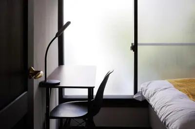 a bedroom with a desk and a chair next to a window at \u548c\u6c23\u4f1a\u3005\u6d45\u8349\u6a4b Wakiaiai Asakusabashi in Tokyo