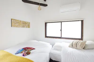 two white beds in a room with a window at \u548c\u6c23\u4f1a\u3005\u6d45\u8349\u6a4b Wakiaiai Asakusabashi in Tokyo