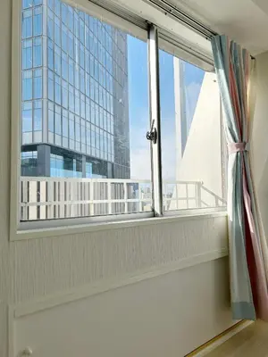 a window with a view of a tall building at Ikebukuro center#\u6c60\u888b\u4e2d\u5fc3#\u9ad8\u7ea7\u9633\u5149\u516c\u5bd3\u8f66\u7ad9\u6b65\u884c5\u5206#\u9ad8\u901fwifi#\u667a\u80fd\u9a6c\u6876\u5e72\u6e7f\u5206\u79bb1201 in Tokyo