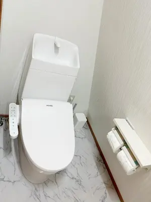 a white toilet in a bathroom with marble floors at Ikebukuro center#\u6c60\u888b\u4e2d\u5fc3#\u9ad8\u7ea7\u9633\u5149\u516c\u5bd3\u8f66\u7ad9\u6b65\u884c5\u5206#\u9ad8\u901fwifi#\u667a\u80fd\u9a6c\u6876\u5e72\u6e7f\u5206\u79bb1201 in Tokyo