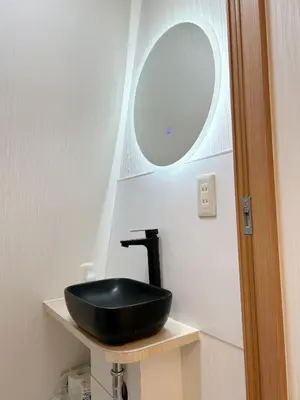 a bathroom with a black sink and a mirror at Ikebukuro center#\u6c60\u888b\u4e2d\u5fc3#\u9ad8\u7ea7\u9633\u5149\u516c\u5bd3\u8f66\u7ad9\u6b65\u884c5\u5206#\u9ad8\u901fwifi#\u667a\u80fd\u9a6c\u6876\u5e72\u6e7f\u5206\u79bb1201 in Tokyo