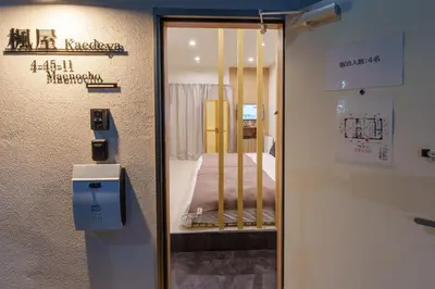 a room with a door to a room with a bed at \u6953\u5c4b1F 120Ta in Tokyo