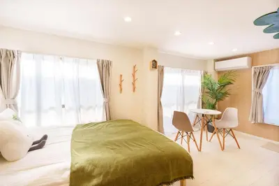 a bedroom with a large bed and a table at \u6953\u5c4b\u30a2\u30cd\u30c3\u30af\u30b9 120Tb in Tokyo