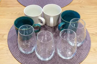 a plate with four empty glasses and cups on a table at \u6953\u5c4b\u30a2\u30cd\u30c3\u30af\u30b9 120Tb in Tokyo