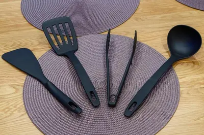 four utensils sitting on a purple plate on a table at \u6953\u5c4b\u30a2\u30cd\u30c3\u30af\u30b9 120Tb in Tokyo