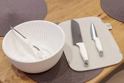 a white bowl and knife on a cutting board at \u6953\u5c4b\u30a2\u30cd\u30c3\u30af\u30b9 120Tb in Tokyo