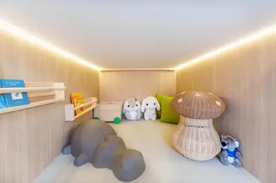 a childs room with stuffed animals on the floor at \u6953\u5c4b\u30a2\u30cd\u30c3\u30af\u30b9 120Tb in Tokyo