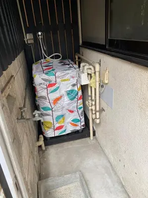 a suitcase is sitting outside of a door at \u5927\u718a\u306e\u5bb6 028t in Tokyo