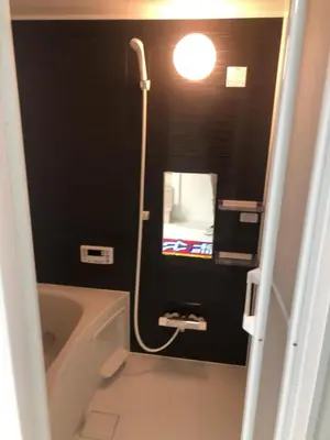 a bathroom with a bath tub and a mirror at \u697d\u5bbfSUMIDA 002t in Tokyo
