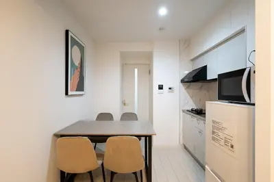 a kitchen with a table and chairs in a room at \u30a2\u30fc\u30d0\u30f3\u30b3\u30fc\u30c8\u62bc\u4e0a in Tokyo