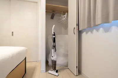 a bedroom with a closet with an open door at \u30a2\u30fc\u30d0\u30f3\u30b3\u30fc\u30c8\u62bc\u4e0a in Tokyo