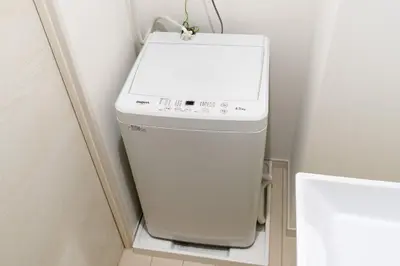 a washing machine in the corner of a bathroom at \u30a2\u30fc\u30d0\u30f3\u30b3\u30fc\u30c8\u62bc\u4e0a in Tokyo