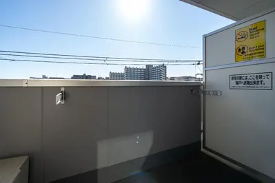 a wall with a sign on the side of a building at \u30a2\u30fc\u30d0\u30f3\u30b3\u30fc\u30c8\u62bc\u4e0a in Tokyo
