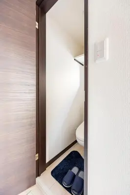 a bathroom with a toilet and a black rug at \u7af9\u30ce\u585a \u30d7\u30ec\u30df\u30a2 in Tokyo