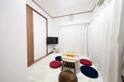a living room with a table and red and blue circles at \u697d\u5bbf \u58a8\u7530II 003t in Tokyo