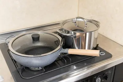 a pot and a pan on a stove top at \u512a\u697d\u82d1 113t in Tokyo