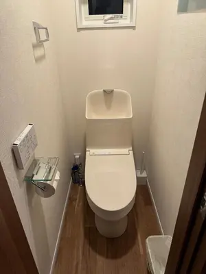a white toilet in a small bathroom with a window at \u53f0\u4e1c\u533a\u677e\u8c37 in Tokyo