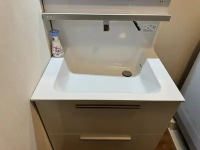 a white kitchen counter with a sink in a refrigerator at \u53f0\u4e1c\u533a\u677e\u8c37 in Tokyo