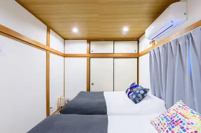 a small bedroom with a bed and a window at \u697d\u9038\u30b0\u30eb\u30fc\u30d7 \u65b0\u5bbf\u5fa1\u82d1 112t in Tokyo