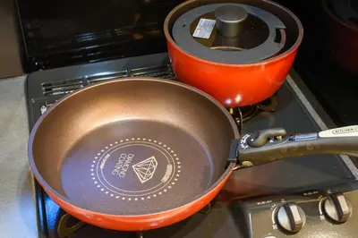 a pan sitting on top of a stove at \u697d\u9038\u30b0\u30eb\u30fc\u30d7 \u65b0\u5bbf\u5fa1\u82d1 112t in Tokyo