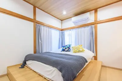 a small bedroom with a bed with a window at \u697d\u9038\u30b0\u30eb\u30fc\u30d7 \u65b0\u5bbf\u5fa1\u82d1 112t in Tokyo