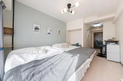 a bedroom with a large white bed in a room at Frt\u6c60\u888b2\u4e01\u76ee906 in Tokyo
