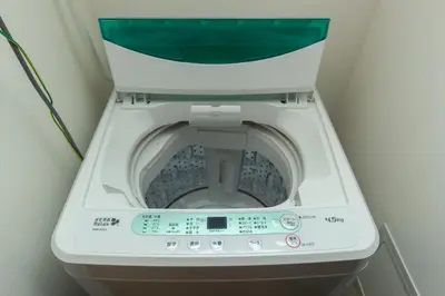 a washing machine with a green lid in a bathroom at #17 -\u30b7\u30fc\u30d5\u30a9\u30eb\u30e0\u4eac\u6025\u84b2\u7530- Entire Unit in Tokyo
