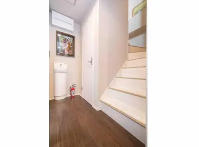 a hallway with a staircase in a house at W Haus \u6771\u4eac\u6674\u7a7a\u5854\u8def\u7a0b3\u5206 \u6d45\u8349\u5bfa\u8def\u7a0b10\u5206 \u8d85\u5927\u7a7a\u95f4\u72ec\u680b\u522b\u5885 \u6700\u591a11\u4f4d\u5165\u4f4f in Tokyo