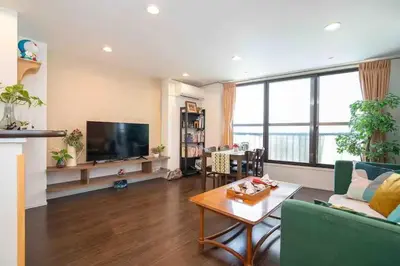 a living room with a couch and a table at W Haus \u6771\u4eac\u6674\u7a7a\u5854\u8def\u7a0b3\u5206 \u6d45\u8349\u5bfa\u8def\u7a0b10\u5206 \u8d85\u5927\u7a7a\u95f4\u72ec\u680b\u522b\u5885 \u6700\u591a11\u4f4d\u5165\u4f4f in Tokyo