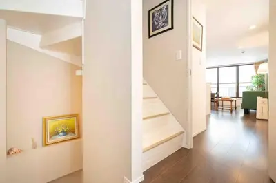 a hallway with a staircase in a house at W Haus \u6771\u4eac\u6674\u7a7a\u5854\u8def\u7a0b3\u5206 \u6d45\u8349\u5bfa\u8def\u7a0b10\u5206 \u8d85\u5927\u7a7a\u95f4\u72ec\u680b\u522b\u5885 \u6700\u591a11\u4f4d\u5165\u4f4f in Tokyo