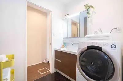 a washing machine in a bathroom with a mirror at W Haus \u6771\u4eac\u6674\u7a7a\u5854\u8def\u7a0b3\u5206 \u6d45\u8349\u5bfa\u8def\u7a0b10\u5206 \u8d85\u5927\u7a7a\u95f4\u72ec\u680b\u522b\u5885 \u6700\u591a11\u4f4d\u5165\u4f4f in Tokyo