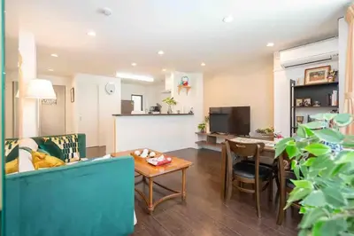 a living room with a couch and a table at W Haus \u6771\u4eac\u6674\u7a7a\u5854\u8def\u7a0b3\u5206 \u6d45\u8349\u5bfa\u8def\u7a0b10\u5206 \u8d85\u5927\u7a7a\u95f4\u72ec\u680b\u522b\u5885 \u6700\u591a11\u4f4d\u5165\u4f4f in Tokyo