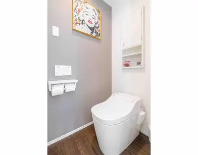 a white bathroom with a toilet and a mirror at W Haus \u6771\u4eac\u6674\u7a7a\u5854\u8def\u7a0b3\u5206 \u6d45\u8349\u5bfa\u8def\u7a0b10\u5206 \u8d85\u5927\u7a7a\u95f4\u72ec\u680b\u522b\u5885 \u6700\u591a11\u4f4d\u5165\u4f4f in Tokyo