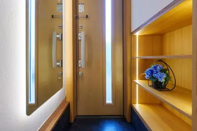 a hallway with a door and a vase of blue flowers at MINE HOME\u6771\u4e2d\u91ce 116t in Tokyo