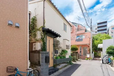 a bike parked next to a building on a street at MINE HOME\u6771\u4e2d\u91ce 116t in Tokyo