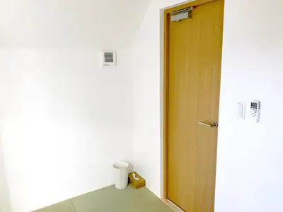 a room with a door and a stool in a room at \u697d\u5bbf Nishi Shinjuku 017T in Tokyo