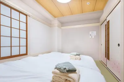 a room with a bed with towels on it at \u697d\u9038\u30b0\u30eb\u30fc\u30d7 \u6c60\u888b\u745e\u6708\u82d12F 111Tb in Tokyo