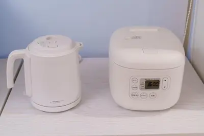 a slow cooker and a toaster sitting on a counter at \u697d\u9038\u30b0\u30eb\u30fc\u30d7 \u6c60\u888b\u745e\u6708\u82d12F 111Tb in Tokyo