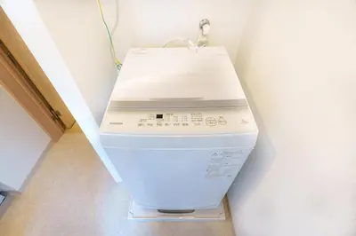 a washing machine in a corner of a room at \u697d\u9038\u30b0\u30eb\u30fc\u30d7 \u6c60\u888b\u745e\u6708\u82d12F 111Tb in Tokyo